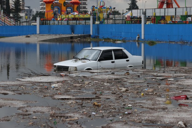 Foto - Antalya, sel sularına teslim oldu: Bir kişi hayatını kaybetti, 3 ilçede okullar yarın da tatil