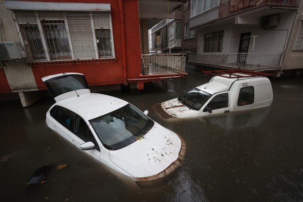Foto - Antalya, sel sularına teslim oldu: Bir kişi hayatını kaybetti, 3 ilçede okullar yarın da tatil
