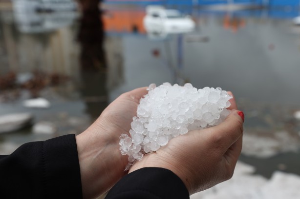 Foto - Antalya, sel sularına teslim oldu: Bir kişi hayatını kaybetti, 3 ilçede okullar yarın da tatil