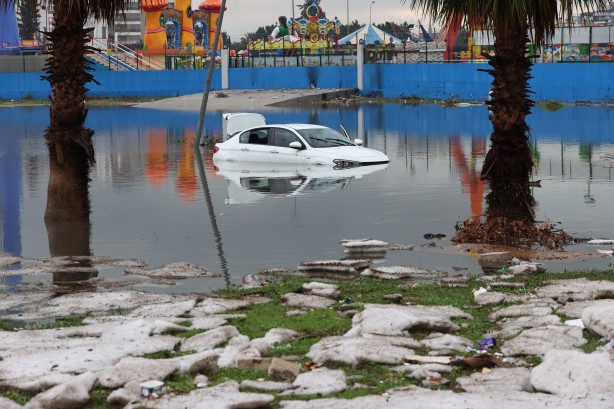 Foto - Antalya, sel sularına teslim oldu: Bir kişi hayatını kaybetti, 3 ilçede okullar yarın da tatil
