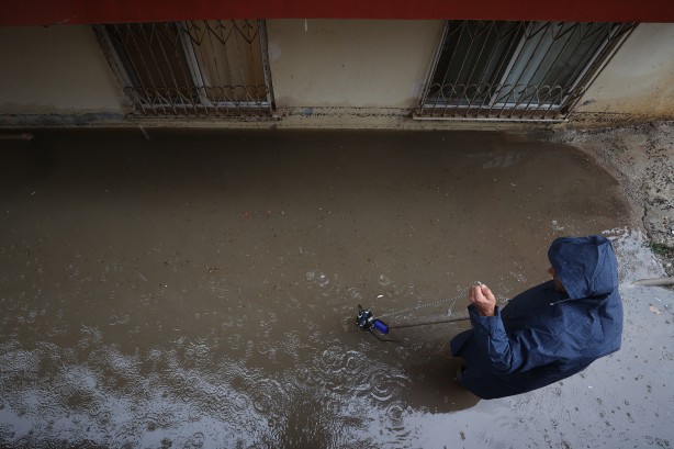 Foto - Antalya, sel sularına teslim oldu: Bir kişi hayatını kaybetti, 3 ilçede okullar yarın da tatil