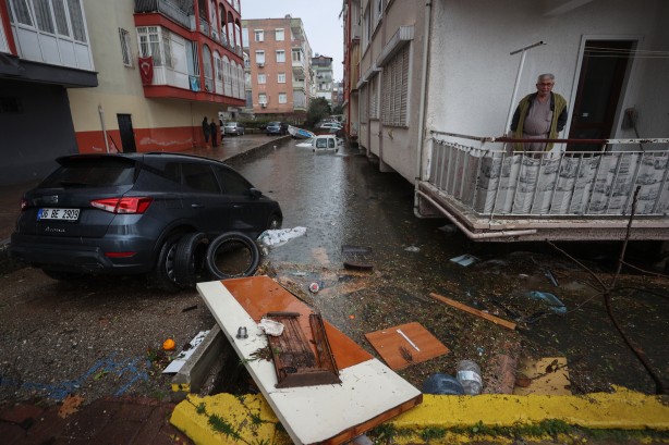 Foto - Antalya, sel sularına teslim oldu: Bir kişi hayatını kaybetti, 3 ilçede okullar yarın da tatil