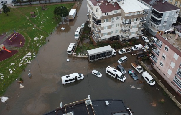 Foto - Antalya, sel sularına teslim oldu: Bir kişi hayatını kaybetti, 3 ilçede okullar yarın da tatil