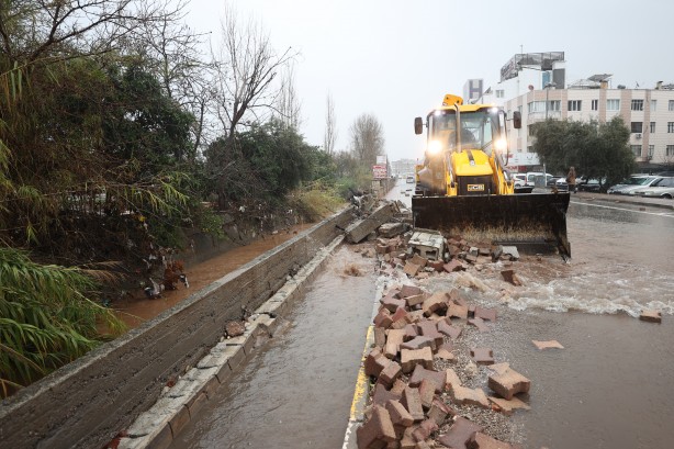 Foto - Antalya, sel sularına teslim oldu: Bir kişi hayatını kaybetti, 3 ilçede okullar yarın da tatil