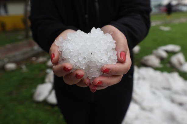 Foto - Antalya, sel sularına teslim oldu: Bir kişi hayatını kaybetti, 3 ilçede okullar yarın da tatil