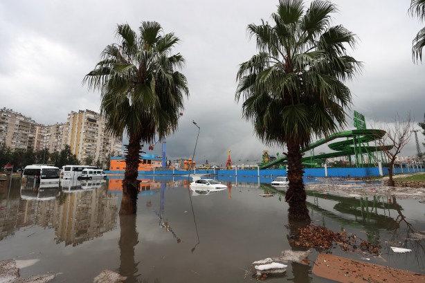 Foto - Antalya, sel sularına teslim oldu: Bir kişi hayatını kaybetti, 3 ilçede okullar yarın da tatil