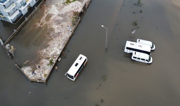 Foto - Antalya, sel sularına teslim oldu: Bir kişi hayatını kaybetti, 3 ilçede okullar yarın da tatil