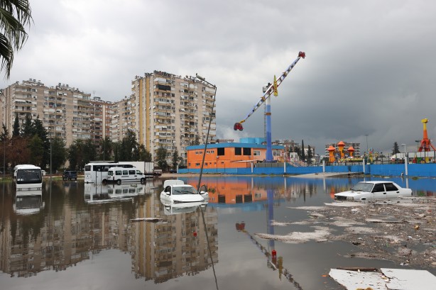 Foto - Antalya, sel sularına teslim oldu: Bir kişi hayatını kaybetti, 3 ilçede okullar yarın da tatil