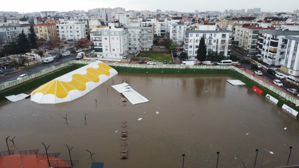 Foto - Antalya, sel sularına teslim oldu: Bir kişi hayatını kaybetti, 3 ilçede okullar yarın da tatil