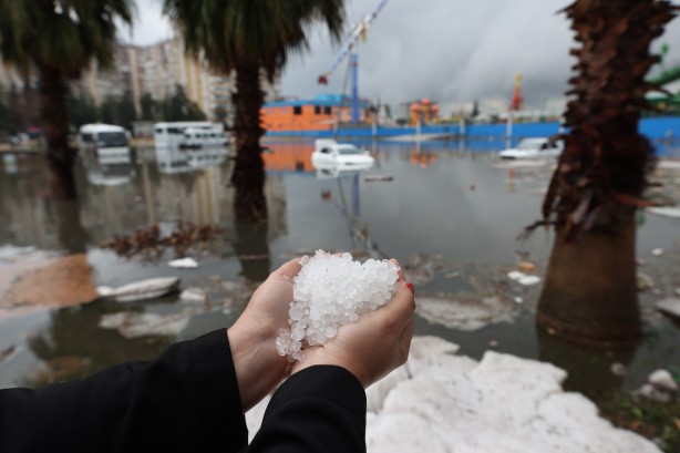 Foto - Antalya, sel sularına teslim oldu: Bir kişi hayatını kaybetti, 3 ilçede okullar yarın da tatil