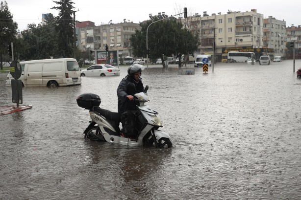Foto - Antalya, sel sularına teslim oldu: Bir kişi hayatını kaybetti, 3 ilçede okullar yarın da tatil