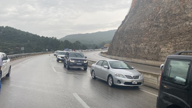 Foto - Antalya'da 5 aracın karıştığı zincirleme kaza: Uzun araç kuyruğu oluştu