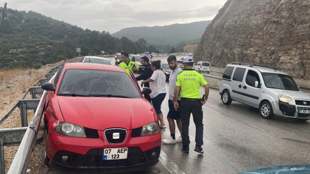 Foto - Antalya'da 5 aracın karıştığı zincirleme kaza: Uzun araç kuyruğu oluştu
