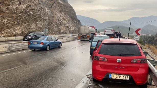 Foto - Antalya'da 5 aracın karıştığı zincirleme kaza: Uzun araç kuyruğu oluştu