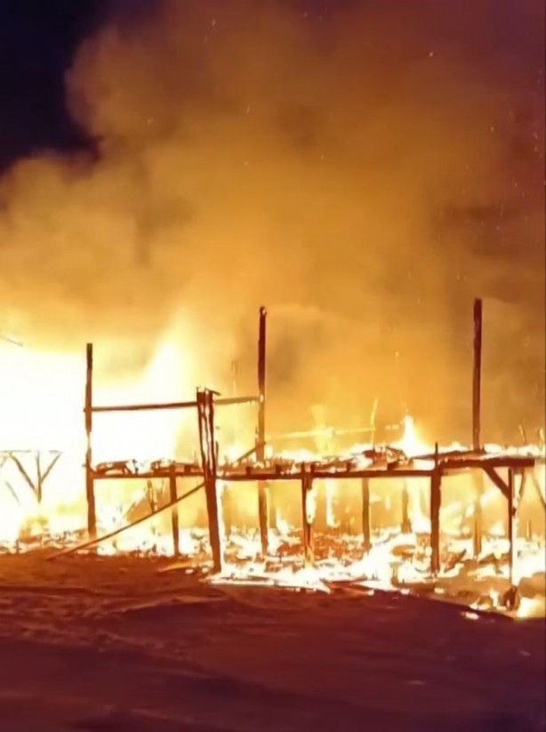 Foto - Antalya’da denize sıfır çardaklarda yangın: 4 çardak küle döndü