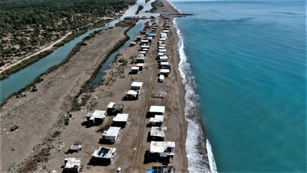 Foto - Antalya’da denize sıfır çardaklarda yangın: 4 çardak küle döndü