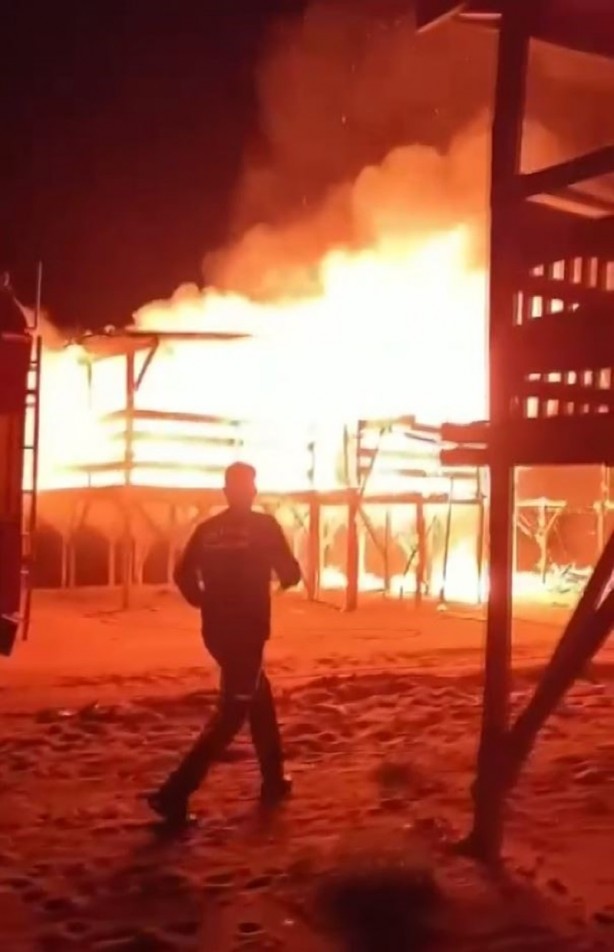 Foto - Antalya’da denize sıfır çardaklarda yangın: 4 çardak küle döndü