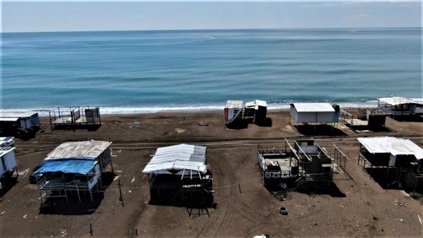 Foto - Antalya’da denize sıfır çardaklarda yangın: 4 çardak küle döndü