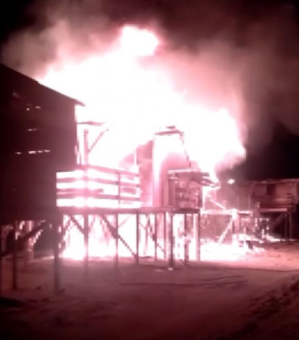 Foto - Antalya’da denize sıfır çardaklarda yangın: 4 çardak küle döndü