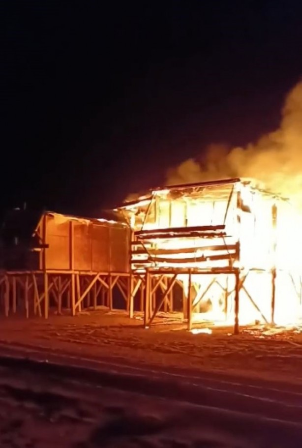 Antalya’da denize sıfır çardaklarda yangın: 4 çardak küle döndü
