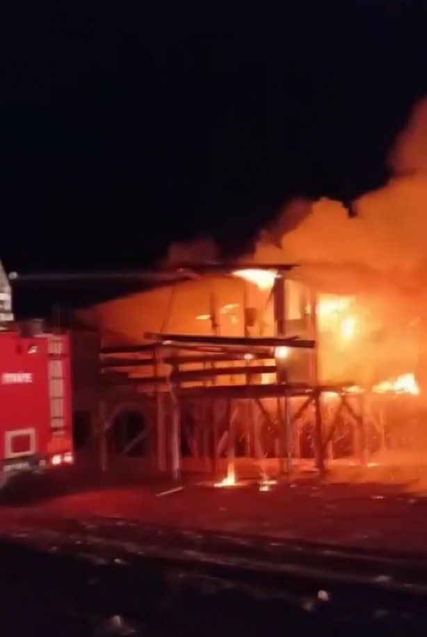 Foto - Antalya’da denize sıfır çardaklarda yangın: 4 çardak küle döndü