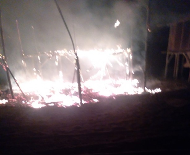 Foto - Antalya’da denize sıfır çardaklarda yangın: 4 çardak küle döndü