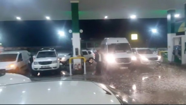 Foto - Antalya'da doludan kaçan araçlar akaryakıt istasyonlarına sağındı