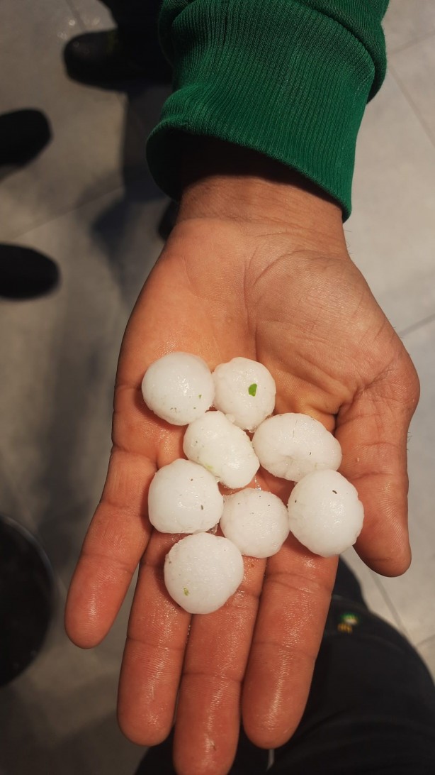 Antalya'da doludan kaçan araçlar akaryakıt istasyonlarına sağındı