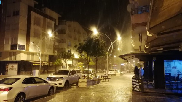 Foto - Antalya'da doludan kaçan araçlar akaryakıt istasyonlarına sağındı