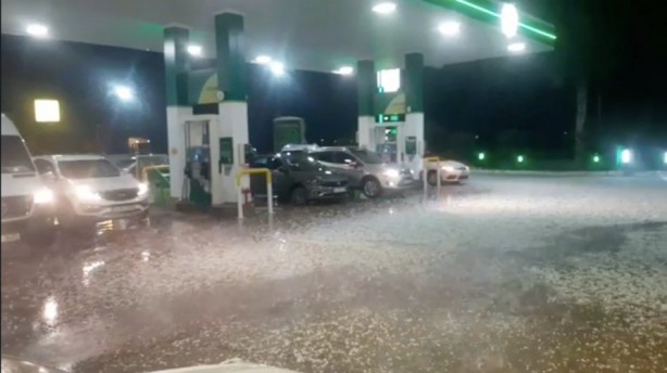 Foto - Antalya'da doludan kaçan araçlar akaryakıt istasyonlarına sağındı