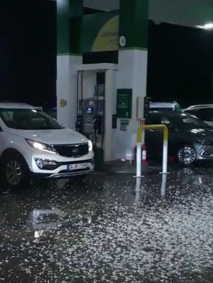 Foto - Antalya'da doludan kaçan araçlar akaryakıt istasyonlarına sağındı