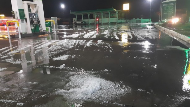 Foto - Antalya'da doludan kaçan araçlar akaryakıt istasyonlarına sağındı