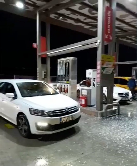 Foto - Antalya'da doludan kaçan araçlar akaryakıt istasyonlarına sağındı