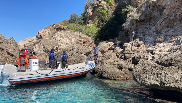 Antalya'da falezlerden düşen kişi, itfaiye ve deniz polisince kurtarıldı