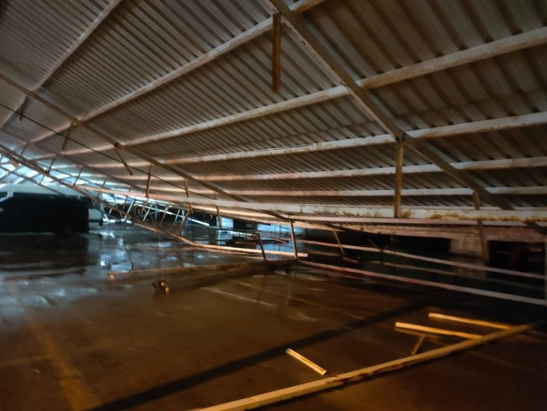 Foto - Antalya'da feci anlar! Kapalı pazar yerinin çatısı fırtına nedeniyle çöktü