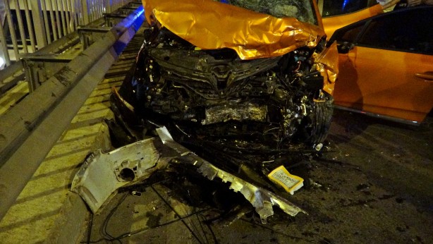 Antalya’da feci kaza! İki otomobil kafa kafaya çarpıştı