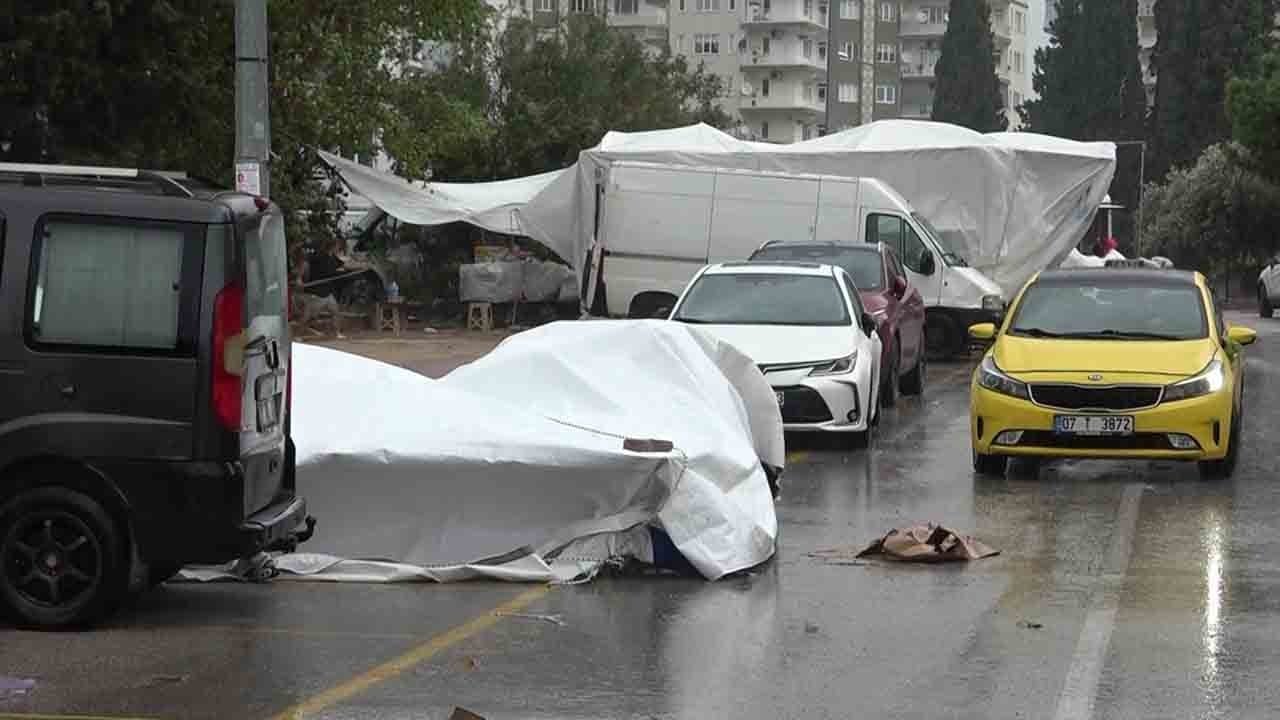 Foto - Antalya'da fırtına pazarı yıktı: Çadırlar havalandı, eşyalar savruldu
