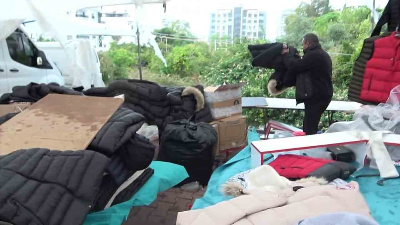 Foto - Antalya'da fırtına pazarı yıktı: Çadırlar havalandı, eşyalar savruldu
