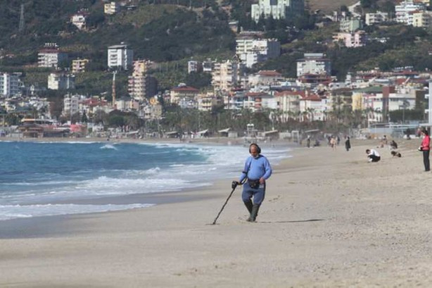 Foto - Antalya'da fırtına sonrası dedektörü alan sahile koştu!