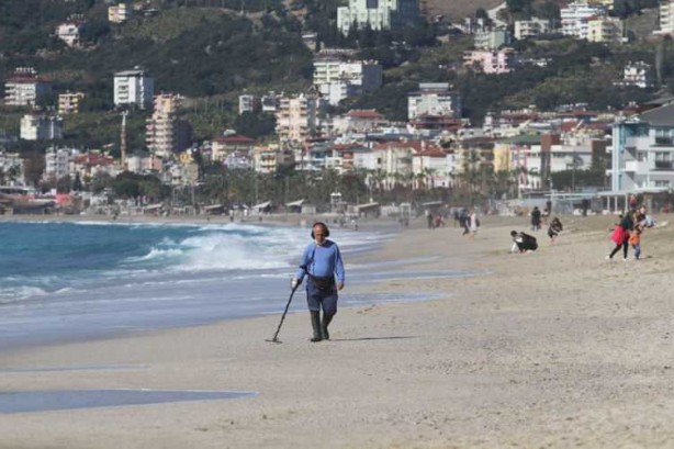 Foto - Antalya'da fırtına sonrası dedektörü alan sahile koştu!