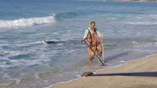 Foto - Antalya'da fırtına sonrası dedektörü alan sahile koştu!