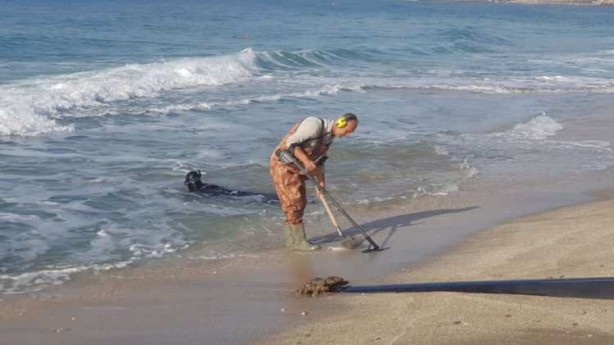 Foto - Antalya'da fırtına sonrası dedektörü alan sahile koştu!