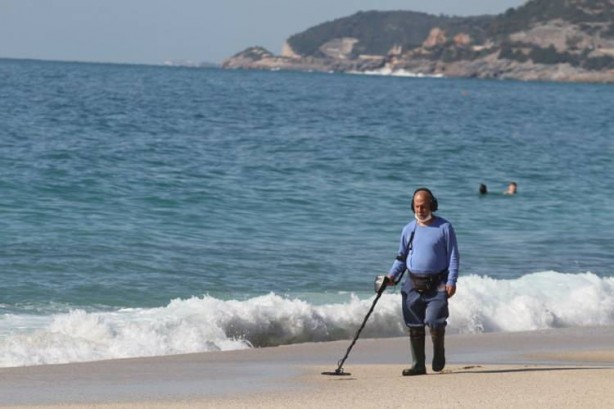 Foto - Antalya'da fırtına sonrası dedektörü alan sahile koştu!