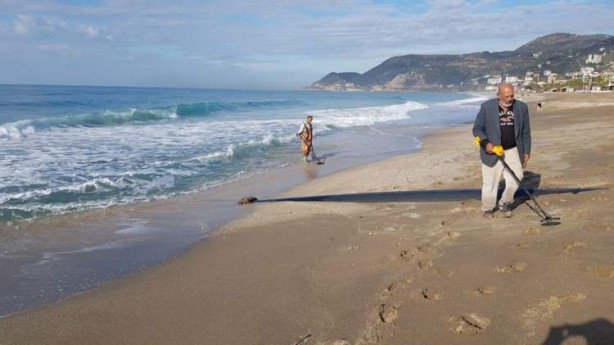 Foto - Antalya'da fırtına sonrası dedektörü alan sahile koştu!