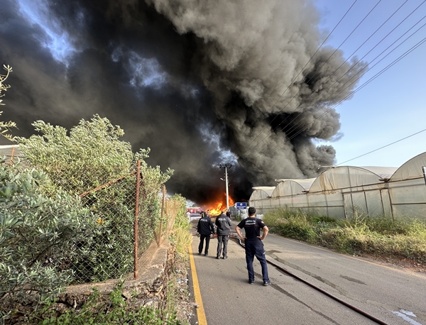 Foto - Antalya'da geri dönüşüm deposunda yangın