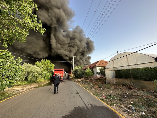 Foto - Antalya'da geri dönüşüm deposunda yangın