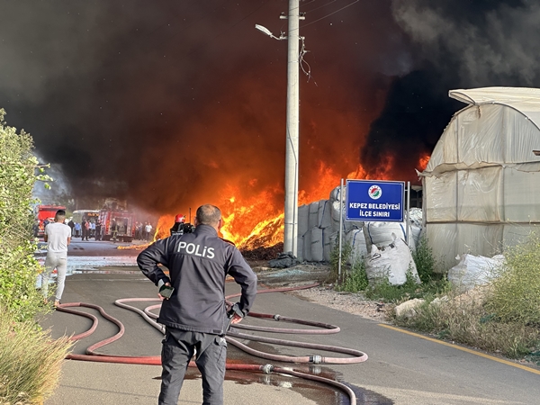 Foto - Antalya'da geri dönüşüm deposunda yangın