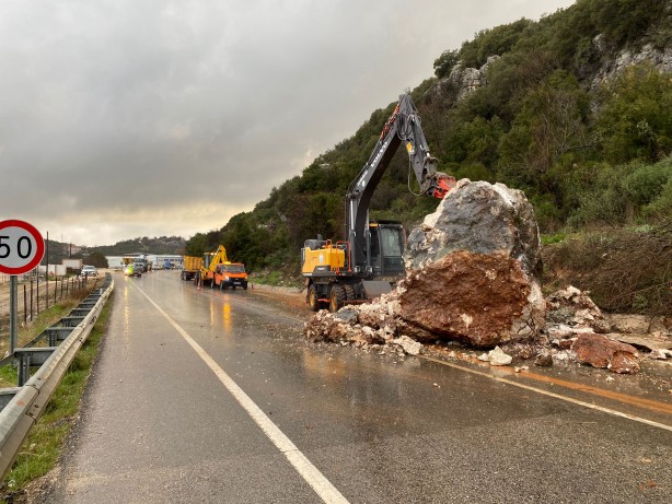 Antalya'da heyelan! Ulaşım tek şeritten sağlanıyor