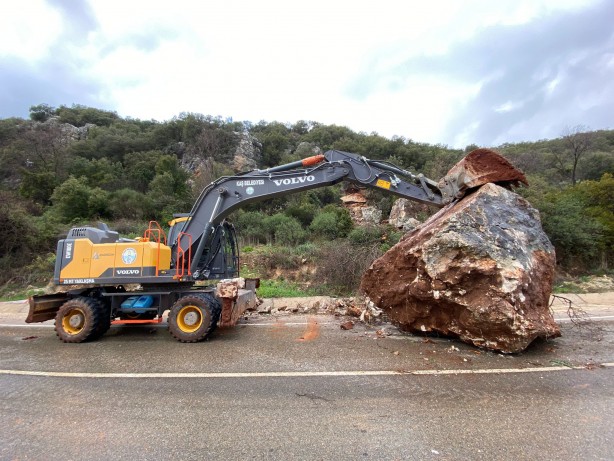 Foto - Antalya'da heyelan! Ulaşım tek şeritten sağlanıyor