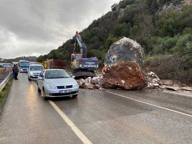 Foto - Antalya'da heyelan! Ulaşım tek şeritten sağlanıyor